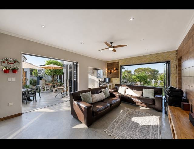5 BEDROOM GOLF ESTATE FOR SALE IN BLUE VALLEY GOLF ESTATE